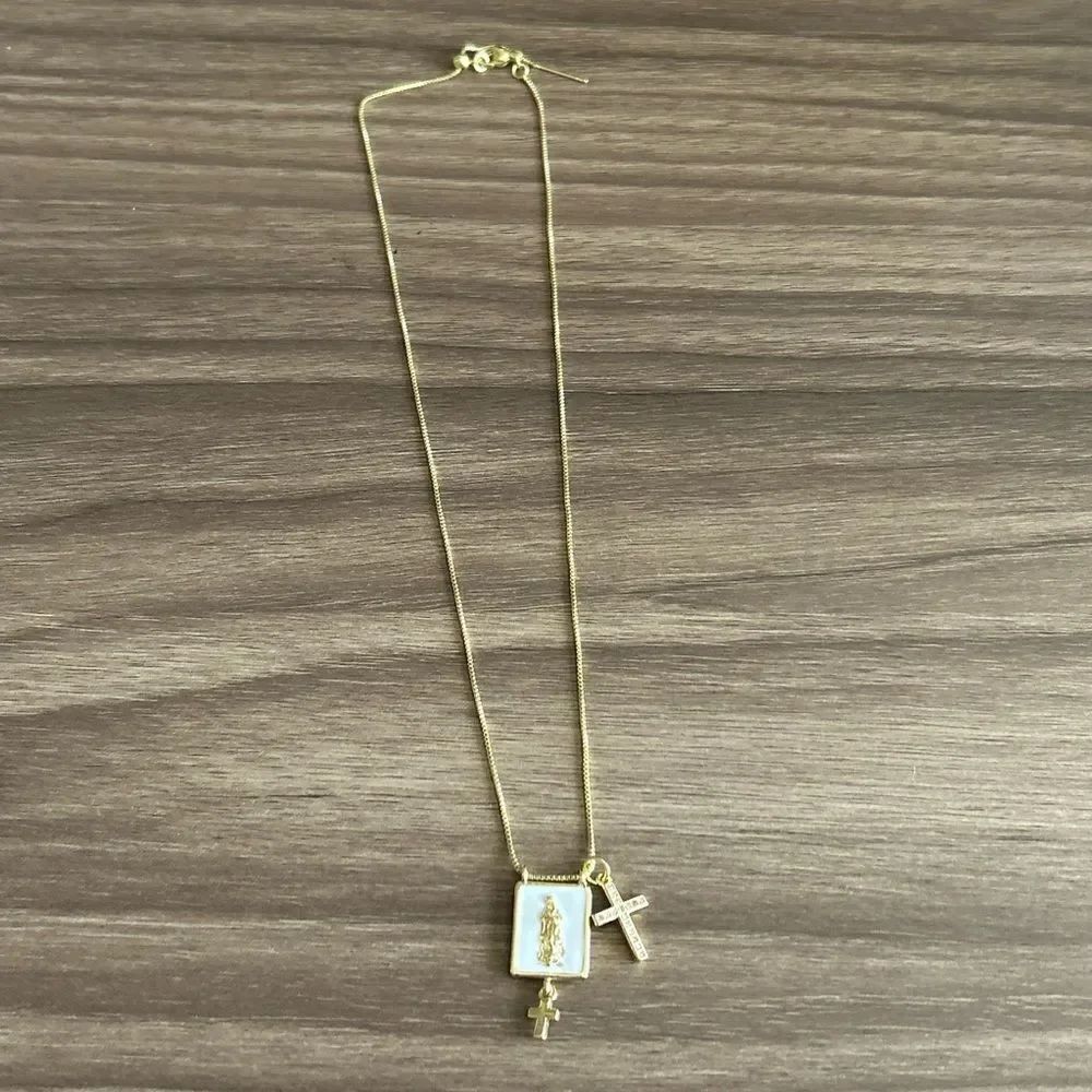 Gold Cross Necklace Q427